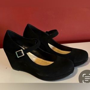 NWB YNot Women’s Black Wedge Shoes with Strap 9